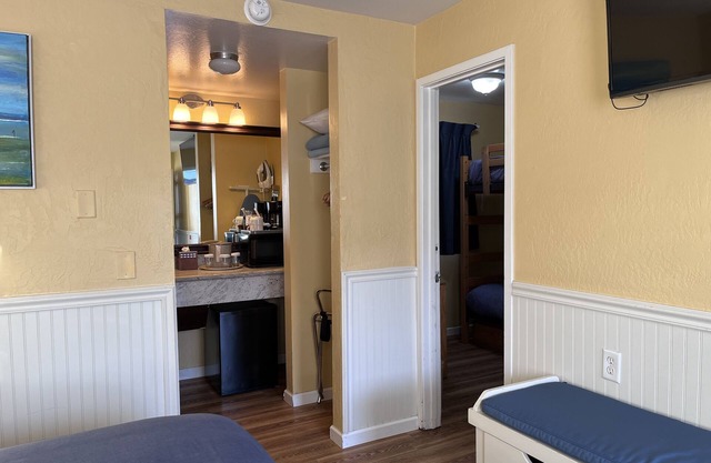 2 Bedroom PET-FRIENDLY Family Suite at Ocean-Side Property!
