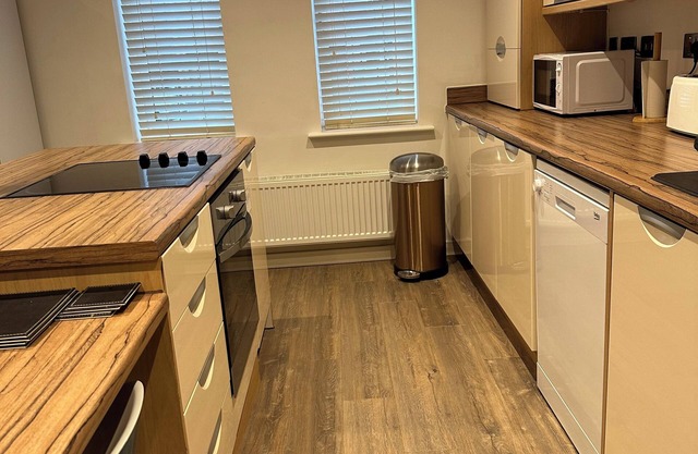 2 Bedroom / Private Parking / Fast WiFi / Serviced Apartment