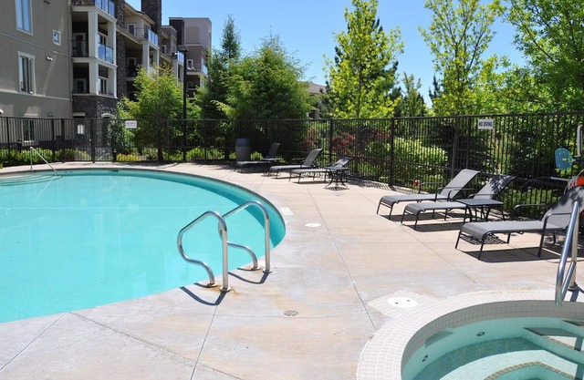 2 Bedroom Resort Condo w/Outdoor Pool - Top Floor!