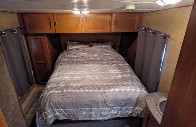 2-bedroom RV in beautiful Bowser with WiFi, AC