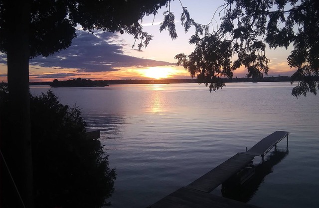 2 Bedroom seasonal Cottage/Camp on the St Lawrence River -sleeps 6.