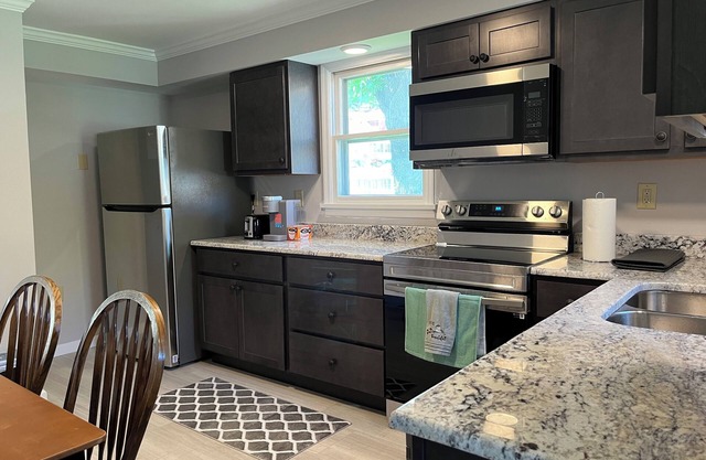 2 bedroom sleeps 6 in Affton with mobility ramp