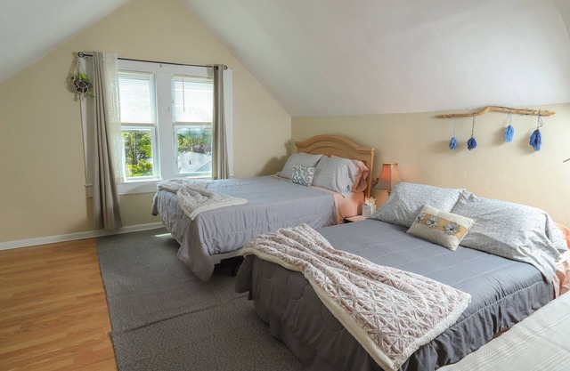 2 Bedroom Sleeps 6. 1 blocks from Pier Village