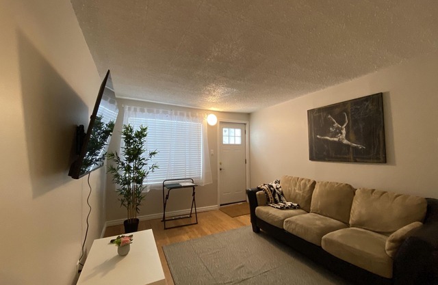2 Bedroom south end house with free parking and wifi