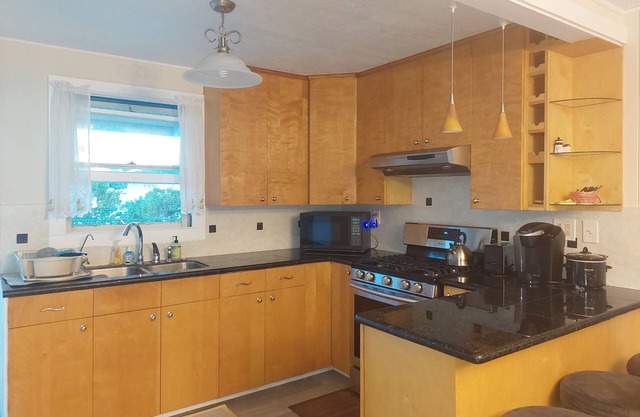 2 bedroom spacious house (upstairs unit) in the heart of Hilo town