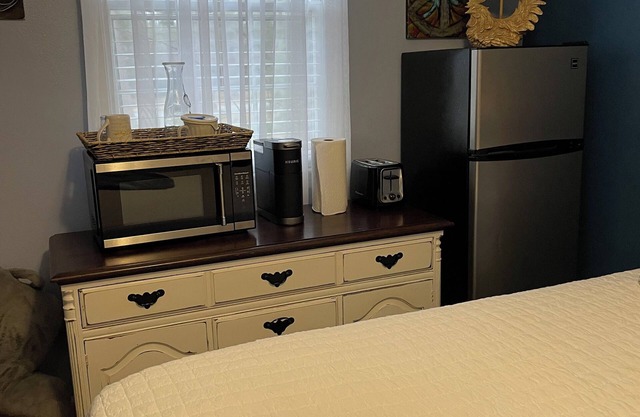 2-bedroom studio in wonderful Waycross with AC, WiFi. Very quiet and screen .