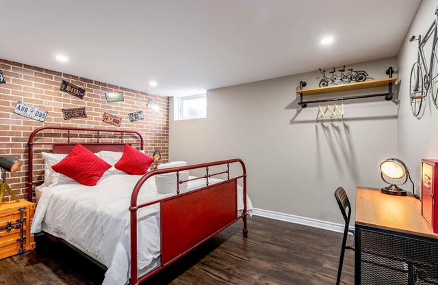 2 bedroom, subway, free parking.