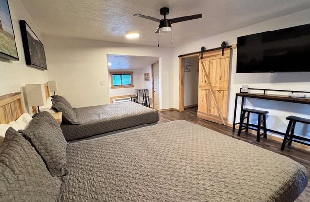 2 Bedroom Suite, Full Kitchen, Non-Smoking