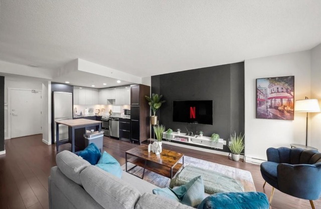 2-Bedroom Townhome by Downtown with Free Parking