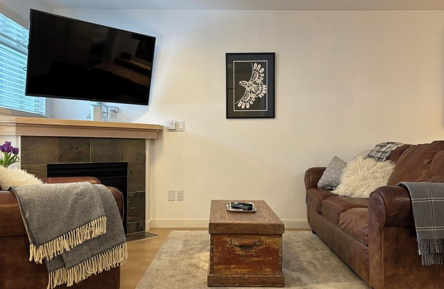 2 Bedroom Townhome with King Bed and Private Hot Tub in the Heart of Whistler