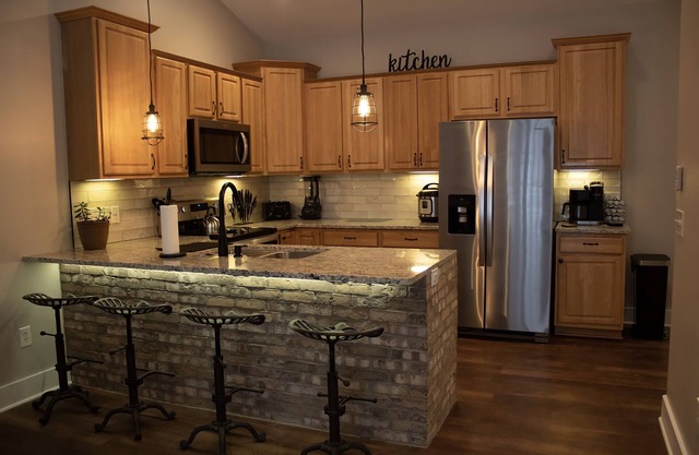 2 Bedroom Townhouse, Near Airport, Home Office