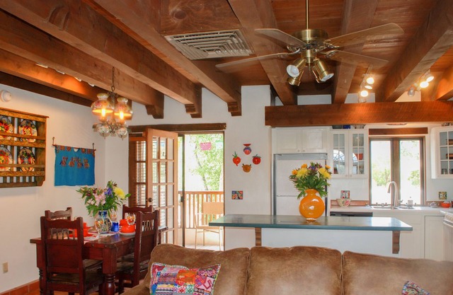 La Posada de Taos 2 BR, 2 Blocks zu Fuß zur Plaza, Authentic Charm & Deck Views