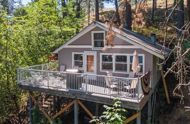 2-Bedroom w/ a loft Secluded Cabin on Serene Lake Roosevelt with AC