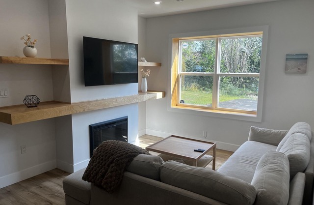 2 bedroom w/King beds walking distance to beach in North Rustico