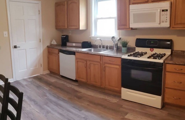2 bedroom, Walk to Beach & Boardwalk ! Apt. 1R