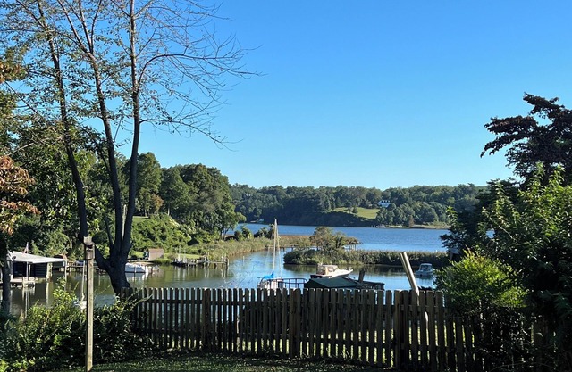 2-bedroom waterfront Cottage in Annapolis, MD. Cove of Cork, view of the Severn.