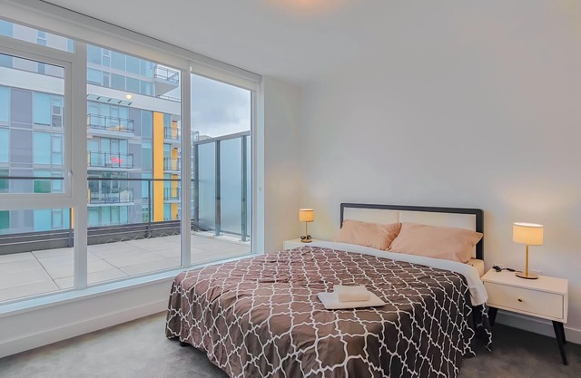 2 Bedrooms 2 Bathrooms 1 Den | HUGE Patio | 1200sqft | Free Parking | Lux Condo