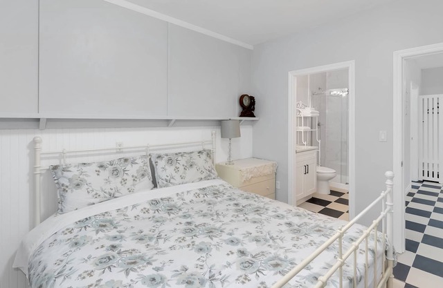 2 Bedrooms/2 Bathrooms w/ private indoor/outdoor parking