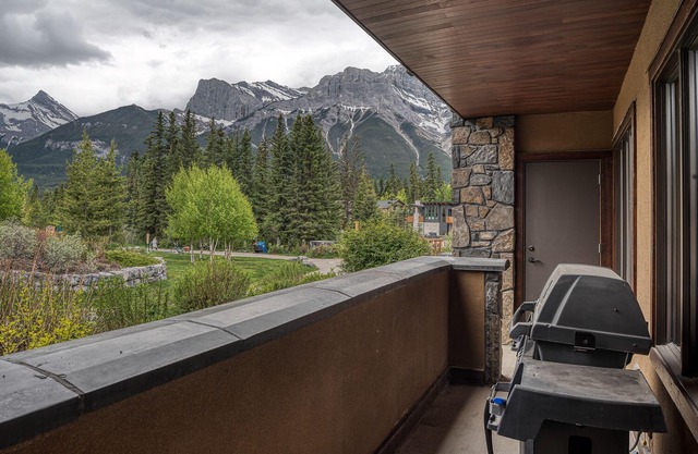 2 Bedrooms, 2 Baths, Sleeps 4+1, short walk to Main St., stunning mountain views