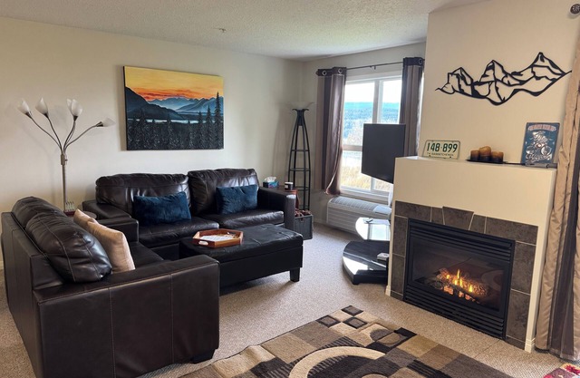 2 Bedrooms & 2 Bathrooms | End Unit | Great West Facing View | Hot Tub and Pool
