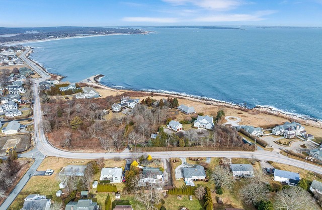 2 BEDROOMS, 3BEDS 1.5 BATH! OCEAN ROAD ! Sleeps 6 1 mile to beach, dining &shops