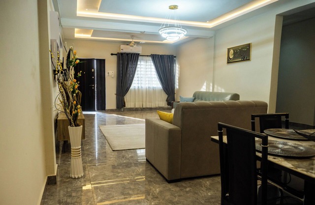 Simple but elegant 2-bedroom, family-friendly apartment in Takoradi with WiFi