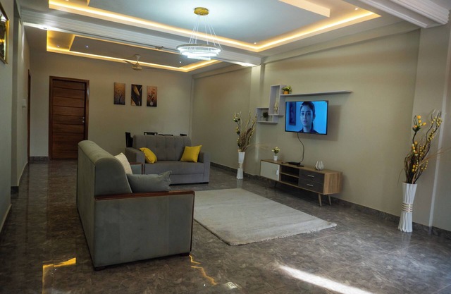 Charming 2-bedroom apartment with WiFi, AC in amazing Takoradi