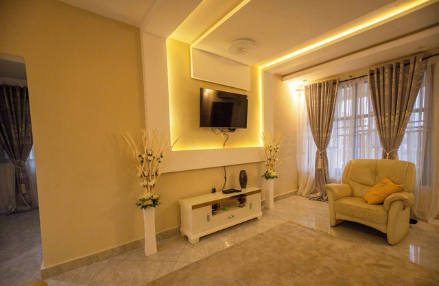 Elegant 2-bedroom apartment with WiFi, AC in beautiful Takoradi