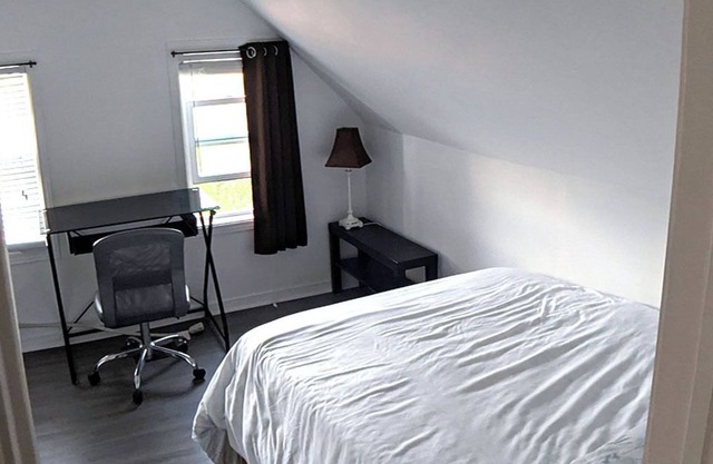 2 BEDROOMS + DEN, 3 mins walk from downtown and the lake