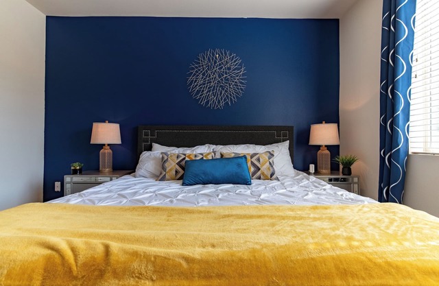 2 Bedrooms ✦ Ground Floor Unit ✦ Pool ✦ Wi-Fi ✦ Gym ✦ Pack 'n Play