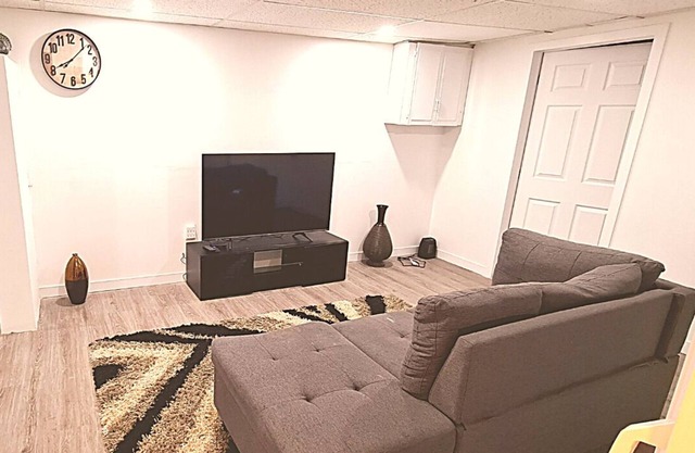 2 Bedrooms in Entire Home w/Free Parking Near to Hospital and Grocery Stores