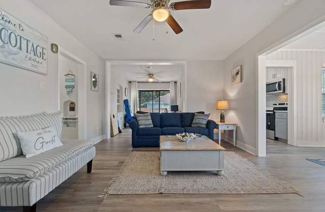 2 bedrooms - King bed - close to beaches - beautiful deck with outdoor seating.