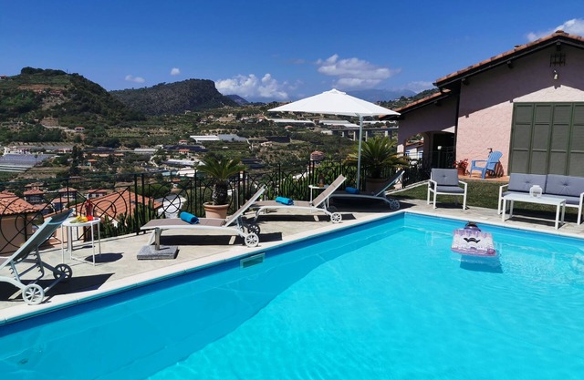 2Schlafzimmer, Wohnzimmer, Küche in hochw. Villa mit Pool+Meer-/ und Bergblick!
