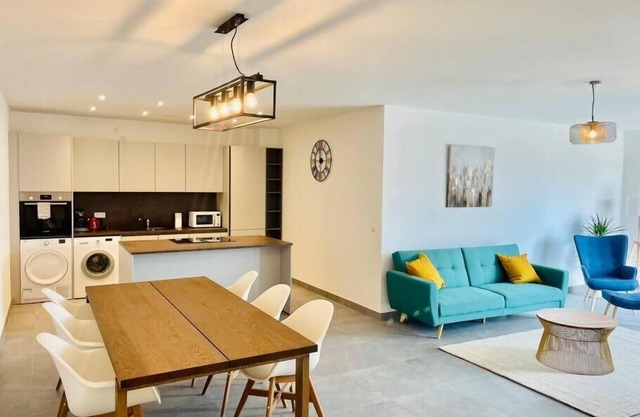 2 bedrooms with Terrace and Parking
