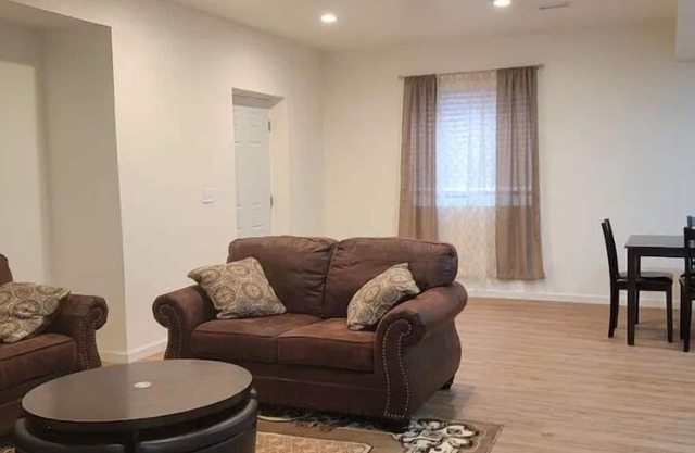 2 bedroomsand 2 bathrooms beautiful walkout basement.