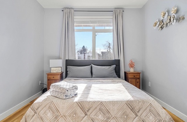 Spacious 2-Beds, A/C, Free Underground Parking, Downtown, near Saddledome
