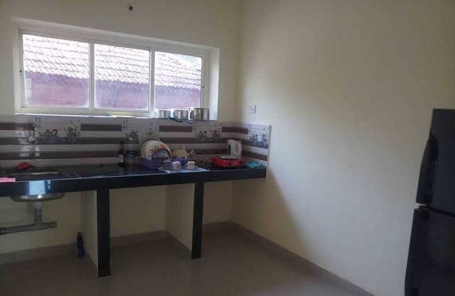 2 BHK VOLL MÖBLIERTE A / C-WOHNUNGEN IN EINER BESTEN LOKALITÄT VON PILERNE.