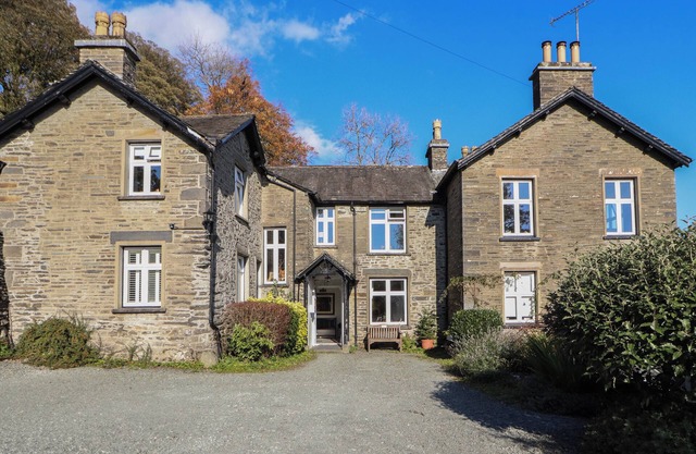 2 BIRKHEAD, family friendly, with open fire in Windermere