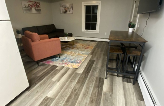 2 block walk to Manchester shops! Short drive to slopes! Pet friendly.