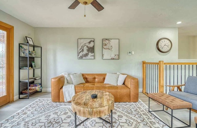 Zwei Blocks vom See! Kürzlich aktualisiert! Komplett unterkellert