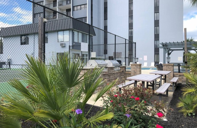 2 Blocks to Beach, 2BIG BR for 7