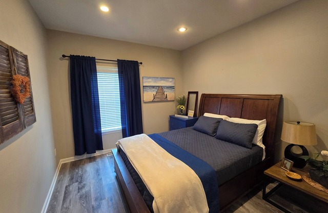 2 blocks to Greers Ferry lake cabin sleeps 8, Rv & Boat parking @ property