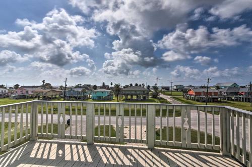 2 Blocks to Gulf Surfside Beach Family Home!