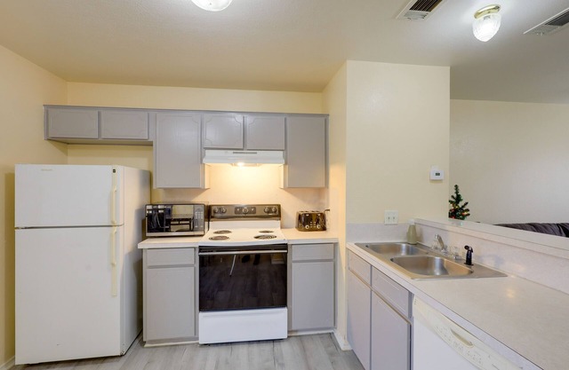 ~ 2 Blocks to Shops: Quaint Killeen Townhome!