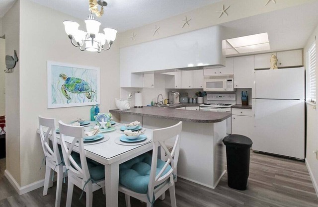2 BR / 2 BA second story condo close to beaches