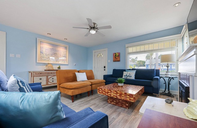 New Listing - 2 br, 2 bth, fully fenced home - The Sunnyside Up Beach Cottage