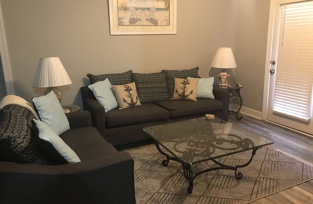2 BR/ 2BA Condo1 King /2 Full beds Sleeps 6 close to OWA & Foley Tourism Complex