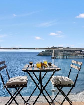 2 BR - Above sea - Beachfront