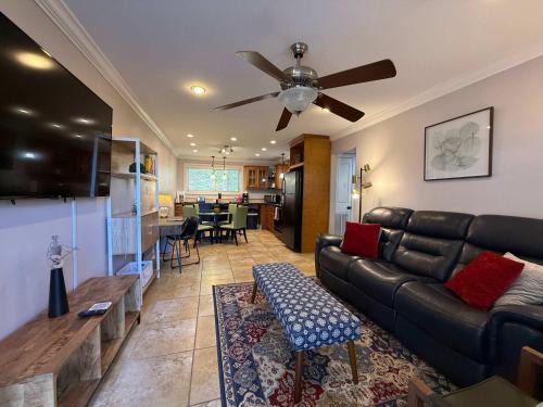 2 BR apartment with laundry pool