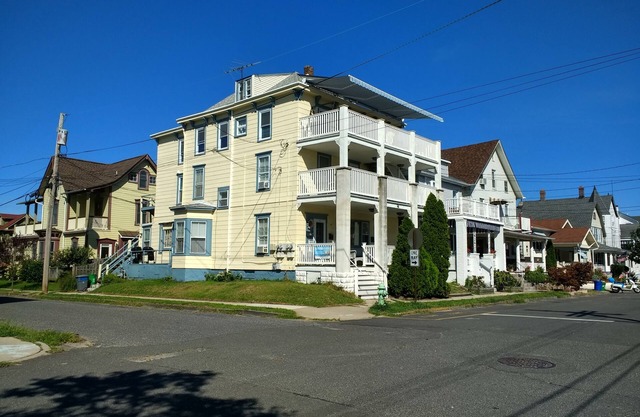 2 BR Apt im wunderschönen Ocean Grove. Große private Terrasse mit Blick auf den See und das Meer!